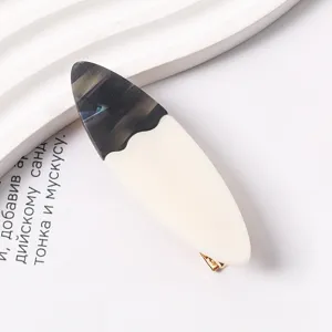 Resin duckbill hair clip with chic color-blocked design, elegant daily hair styling accessory.