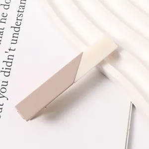 Detail view of the two-tone resin hair clip, featuring a chic geometric design for daily styling.