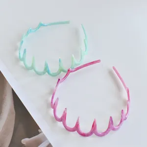 Primer plano de la diadema de tendencia con patrón de mármol y dientes antideslizantes.