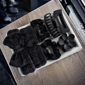 Ensemble d'accessoires de cheveux noirs en peluche avec bandeau nœud chouchous et pinces griffes.