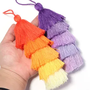 Nahaufnahme von mehrlagigen Polyester-Farbverlaufsquasten für DIY-Schmuckprojekte