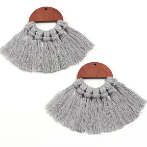 Boucles d'oreilles pendantes bohèmes en bois demi-cercle et macrame coton gris.