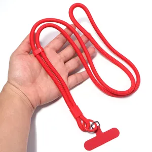 Dettaglio del cordino per telefono rosso regolabile con tracolla intrecciata e clip.