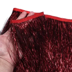 Tenda con frange in tinsel metallizzato rosso lucido decorazione sfondo festa decorazione murale