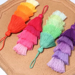 Vier mehrlagige Polyester-Quasten mit Farbverlauf für DIY-Bastelarbeiten und Zubehör