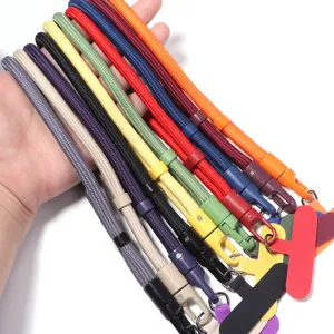 Détail de lanière de téléphone tressée colorée, dragonne réglable avec mousqueton et languette.