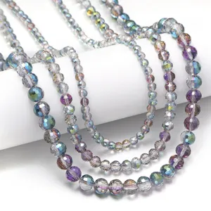 Vista detallada de abalorios de cristal facetado con efecto AB para pulseras y collares.