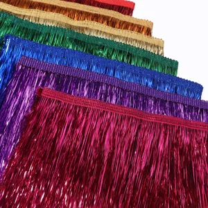 Dettaglio tenda con frange metalliche colorate che mostra vivaci colori di sfondo per feste.
