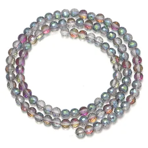 Primer plano detallado de cuentas redondas facetadas de vidrio cristal AB para joyería DIY.