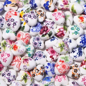 Perles en céramique en forme de cœur imprimées gros plan, idéales pour bracelets DIY.