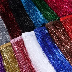 Dettaglio di frange metallizzate e scintillanti in tinsel colorato per decorazione.