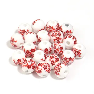 Perline di ceramica bianca con motivo floreale rosso, ideali per bracciali e gioielli fai da te.