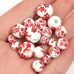 Perline floreali in ceramica in dettaglio, ideali per bracciali e accessori fai da te.
