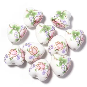Perles coeur en ceramique avec motif floral elegant pour fabrication bijoux DIY detail