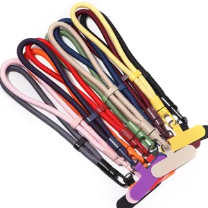 Vue détaillée de cordons de téléphone colorés réglables avec boucles en métal et lanières.