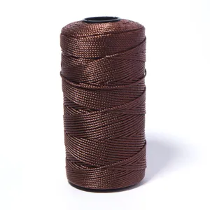 Gedetailleerde close-up van een donkerbruine ijszijdegarenspoel voor haken en handwerk projecten.
