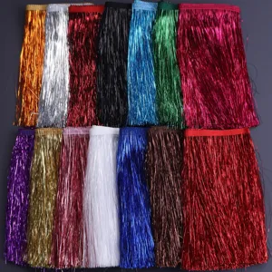 Dettagli della tenda con frange di tinsel metallizzato in vari colori vivaci.