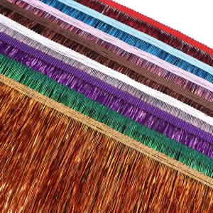 Dettaglio tenda con frange metalliche, colori vivaci e materiale lucido per decorazioni.