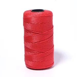 Detailopname van de rode ijszijde haakkoordsrol, ideaal voor DIY handwerk en breiprojecten.