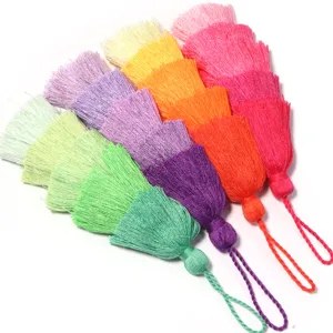 Bunte mehrschichtige Quasten Anhanger fur DIY Handwerk und Festival Dekoration.