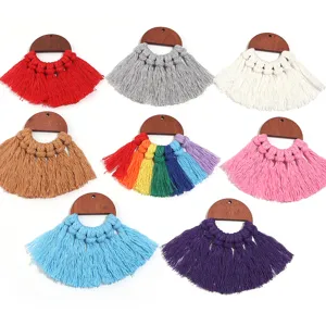 Boucles d'oreilles pompon éventail en bois bohème, détails faits main en fil de coton.