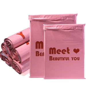Detailansicht verdickter rosa wasserdichter Versandtaschen für E-Commerce mit Textdruck.