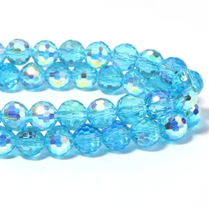 Primer plano de cuentas de cristal facetado de 96 cortes AB azul claro para joyería artesanal.