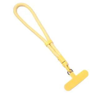 Gros plan détaillé de la dragonne de téléphone portable jaune durable et de sa languette.