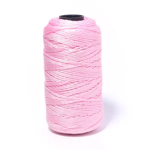 Close-up van roze ijszijde garenspoel voor handmatig haken en diverse doe-het-zelf knutselprojecten.
