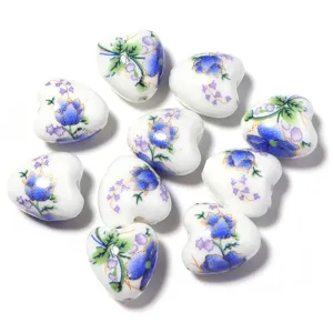 Vue détaillée de perles en céramique en forme de cœur avec motif floral pour bijoux DIY.