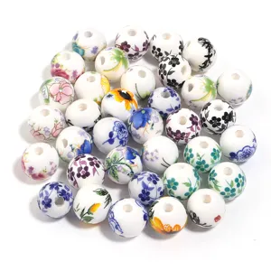 Dettagli in primo piano di perline in ceramica floreale dipinte a mano per gioielli DIY.