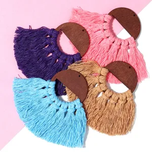 Boucles d'oreilles pompon fil coton fait main demi-cercle bois bohème multicolores.
