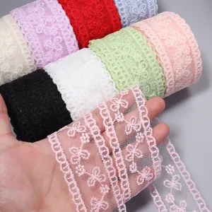 Detailansicht von bunten Netzstickerei Spitzenband Rollen fur handgemachte DIY Puppenkleidung Zubehoer.