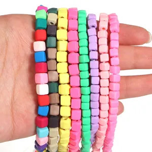 Perline quadrate colorate in argilla per bracciali collane e accessori fatti a mano.