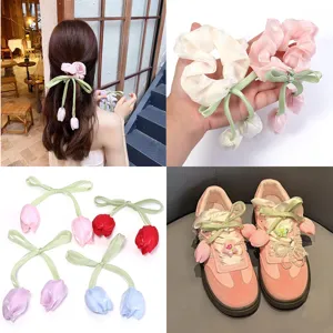 Chouchou fleur de tulipe et ruban pour cheveux montrant plusieurs couleurs et décorations diverses.