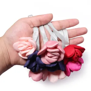 Stof roos bloem lint bedel detailopname voor Koreaanse haaraccessoires en tassen decor.