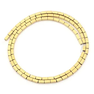 Goldene rechteckige Hämatit Distanzperlen Detail, handgemachte DIY Schmuck Zubehör Nahaufnahme.