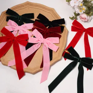 Samt Schleife Detailaufnahme in bunten Farben mit Golddraht für Weihnachts Party Dekoration.
