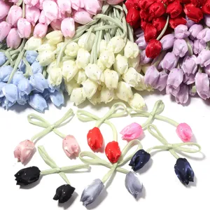 Détail de bourgeons de tulipe en satin et strass pour accessoires de cheveux et vêtements