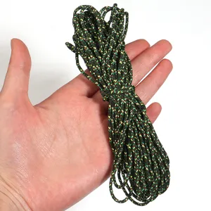 Gros plan de la corde tressée en polyester camouflage pour loisirs créatifs et lacets de chaussures.