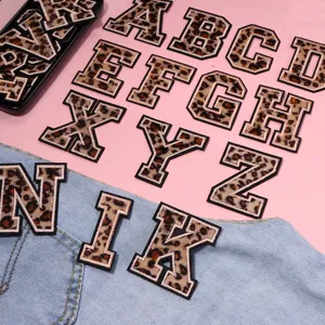 Patch de broderie de lettres en tissu imprimé léopard pour vêtements, chapeaux, sacs détail.