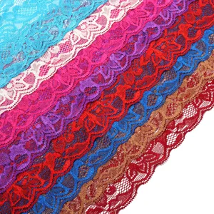 Elastische Polyesterspitze Detailansicht mit bunten Farben für Bastelarbeiten und Nähen.