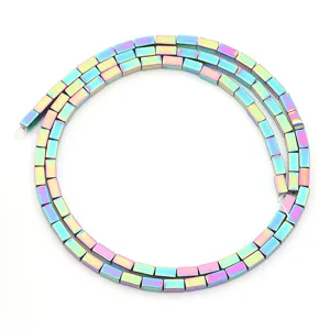 Nahaufnahme Detail von bunten galvanisierten quadratischen Hämatit Abstandhalterperlen für Schmuck.