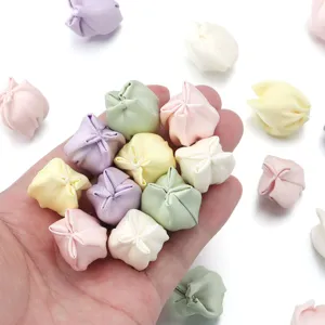 Charmes en tissu en forme de bourgeon de tulipe pour accessoires de mode et décoration.