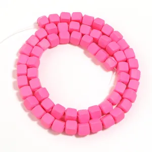 Perline quadrate rosa per la creazione di gioielli fai da te e accessori per bracciali.