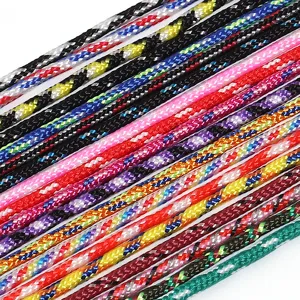 Détail de cordon en polyester tressé coloré pour loisirs créatifs et lacets de chaussures.