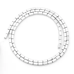 Silberne quadratische Hämatit Perlen Detailansicht, ideal für DIY Schmuckdesign Zubehör.