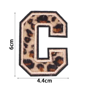 Vue détaillée du patch brodé lettre C avec imprimé léopard indiquant les dimensions.