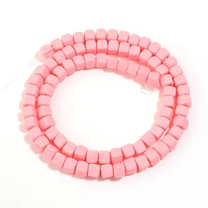 Perline distanziali quadrate rosa vista dettagliata, ideale per bracciali e collane fai da te.