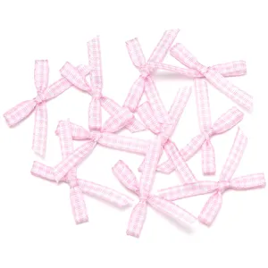 Dettaglio fiocchi nastro quadretti rosa con piccoli fiocchetti fatti a mano per accessori.